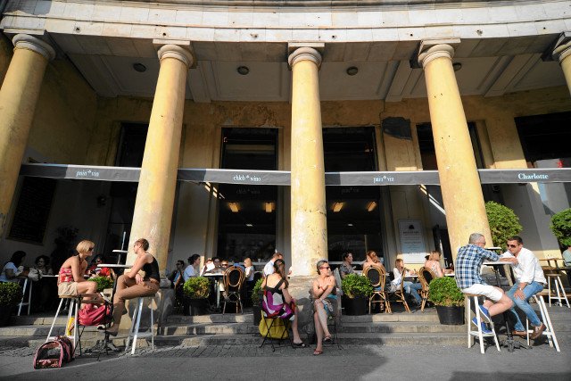 Godne życie w kawiarni przy Placu Zbawiciela w Warszawie