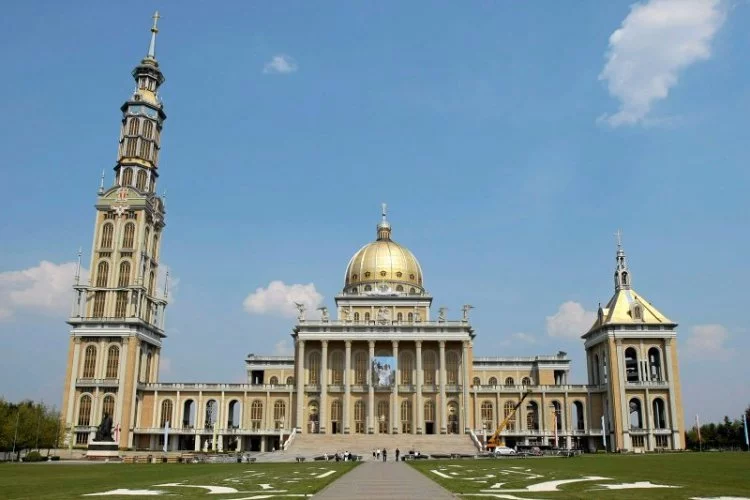 Tłum motocyklistów w licheńskim sanktuarium.