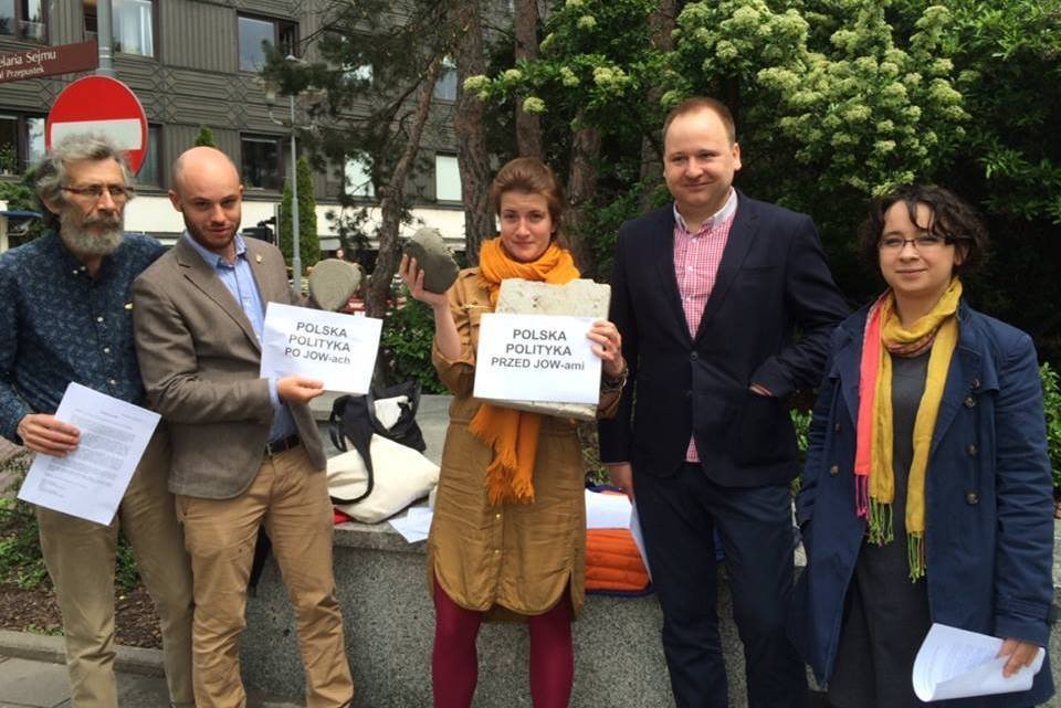 Miasto Jest Nasze, Koalicja Przeciw Igrzyskom, Partia Razem i Zieloni jednoczą się w inicjatywie pod nazwą "Koalicja 6 września" i zachęcają, aby nie popierać JOW-ów.