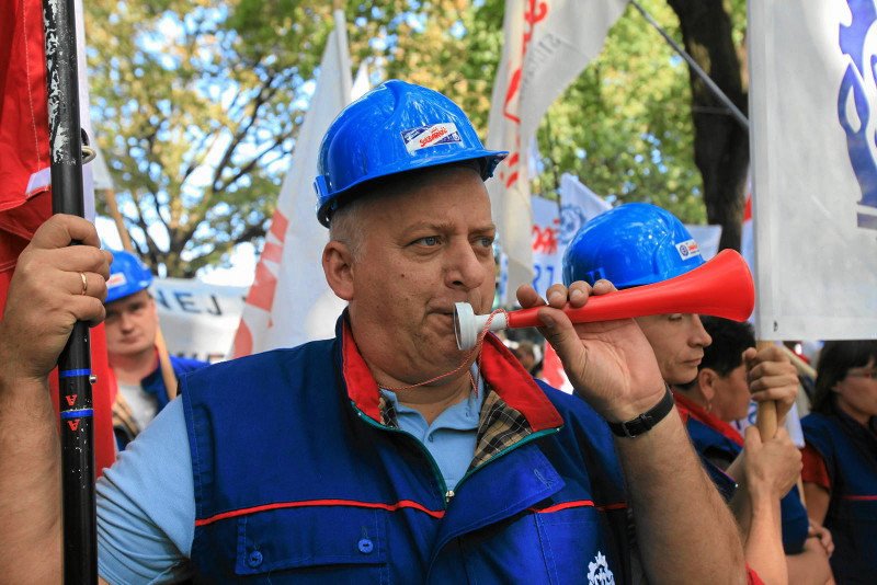 Karol Guzikiewicz pokazał, jak będzie wyglądała tablica ku czci Kaczyńskich.