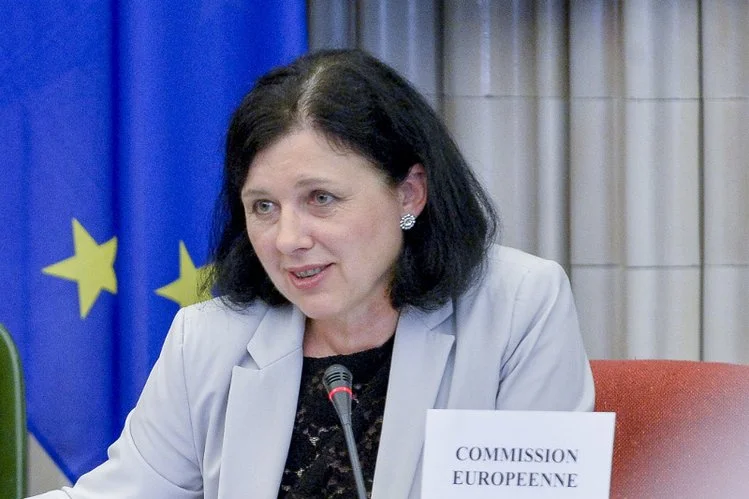 Vera Jourova już wcześniej ostrzegała, że nie będzie wobec Polski taryfy ulgowej, jeśli zostanie przyjęta ustawa kagańcowa.