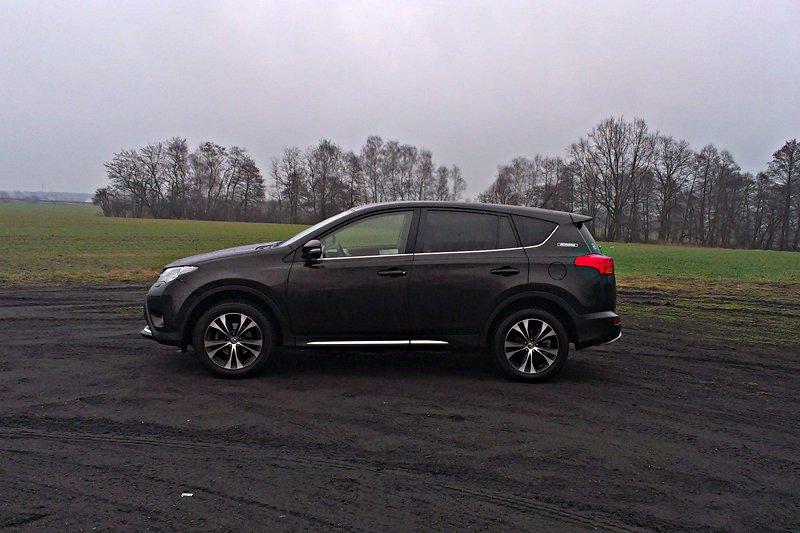 Z tej strony Toyota RAV4 prezentuje się zdecydowanie najlepiej.