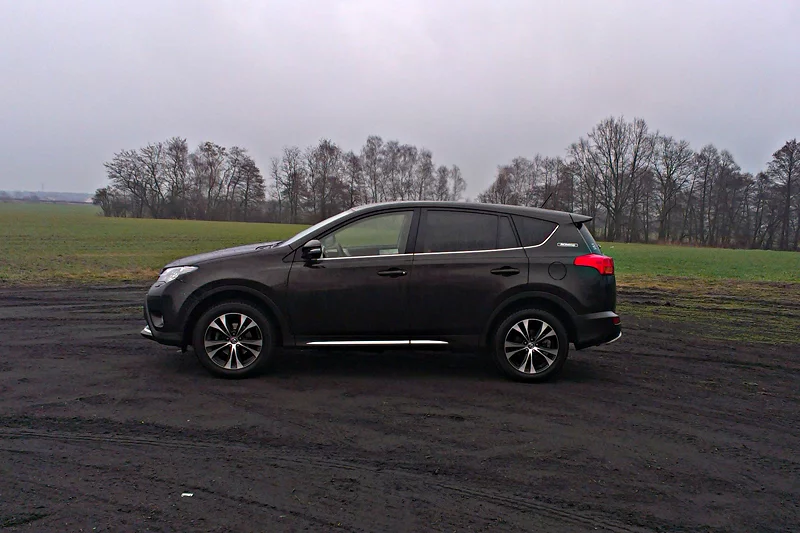 Z tej strony Toyota RAV4 prezentuje się zdecydowanie najlepiej.