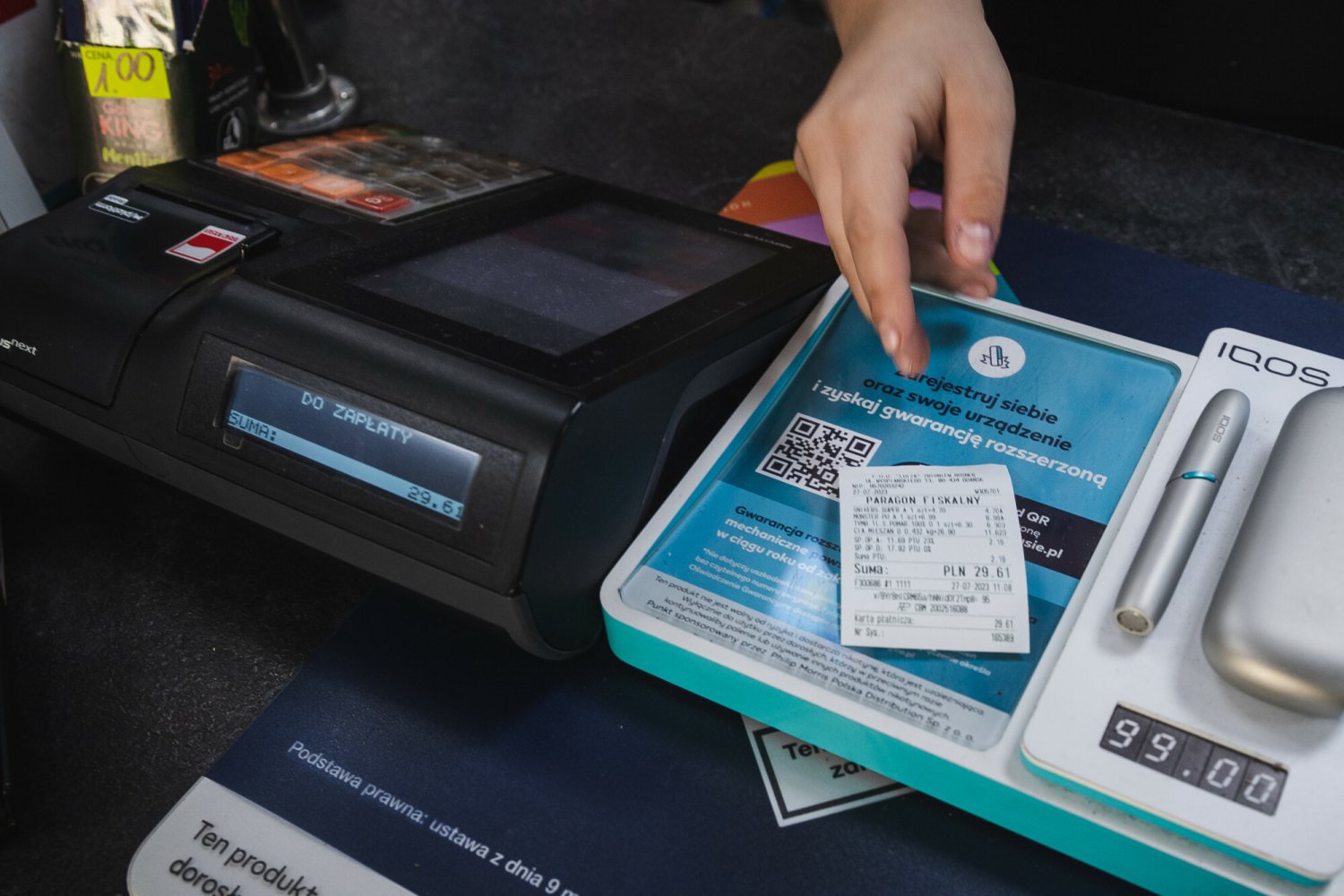 Oszustwo "na paragon". Jak złodzieje wykorzystują pozostawione paragony? Dlaczego trzeba brać paragon? Złodzieje czekają na pozostawione kwitki