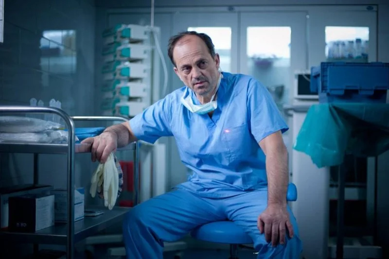 Jacek Koman na planie serialu "Lekarze"