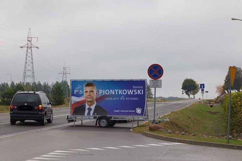 Ktoś postawił reklamę ministra Piontkowskiego na środku drogi.