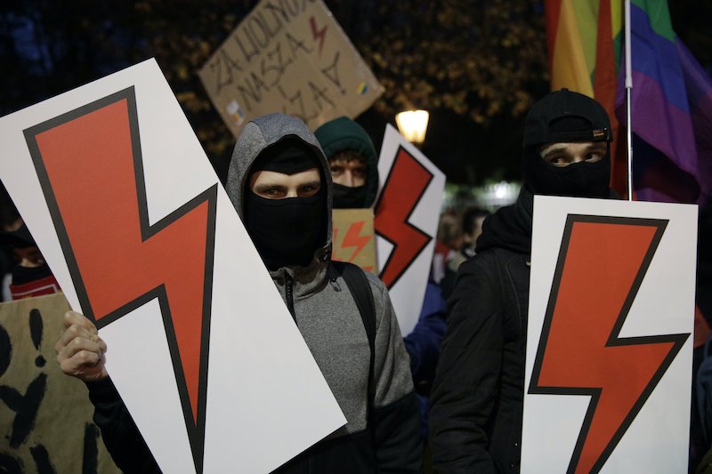 Krapkowice. 14–letni Maciek jest ścigany przez policję za wpis na Facebooku. Udostępnił post o lokalnym Strajku Kobiet (zdjęcie poglądowe).