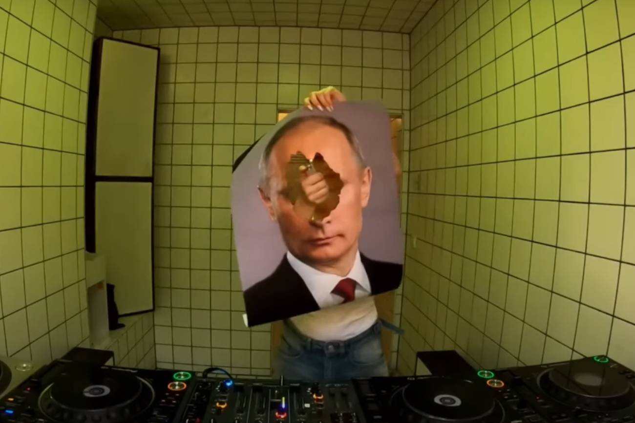 Ukraińska DJ występowała na żywo. Nagle spaliła plakat Władimira Putina