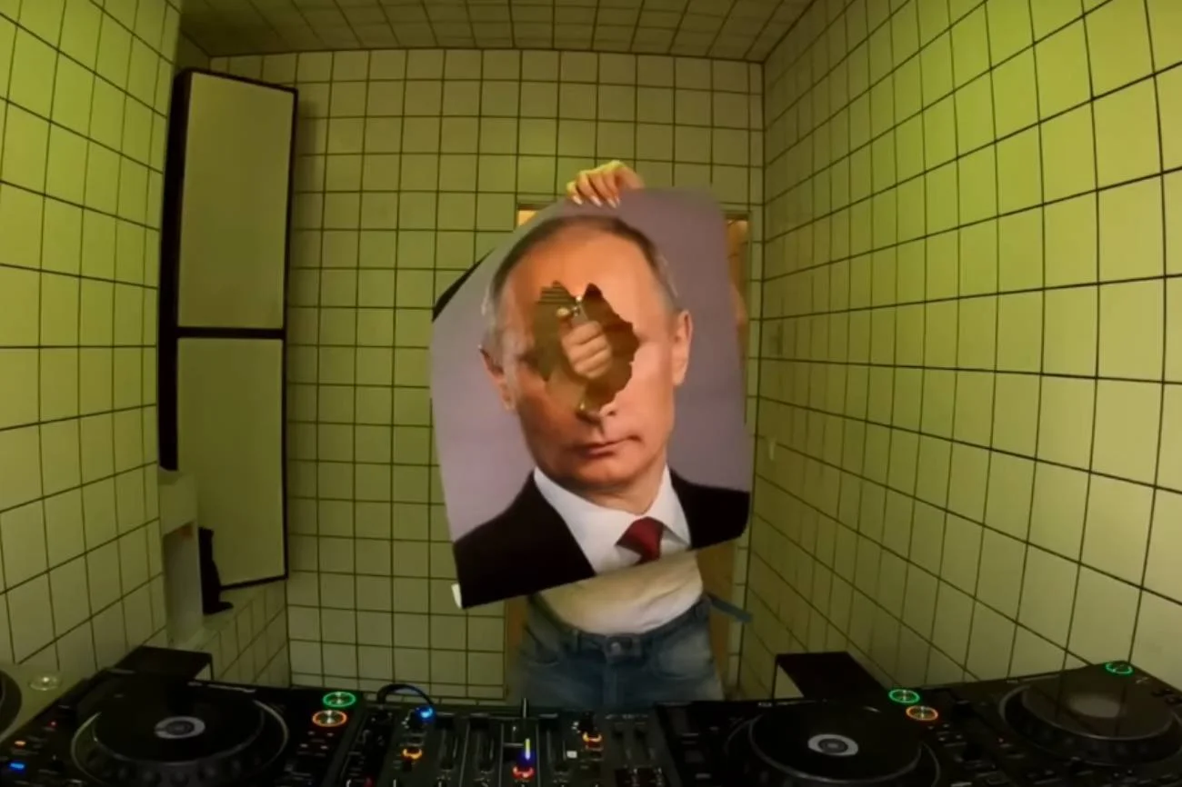 Ukraińska DJ występowała na żywo. Nagle spaliła plakat Władimira Putina