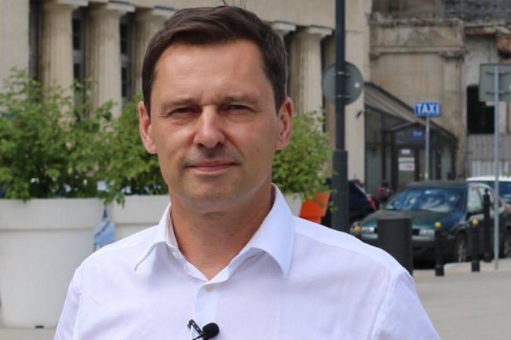 Dziennikarz TVP Krzysztof Ziemiec pochwalił się powstańczą opaską.