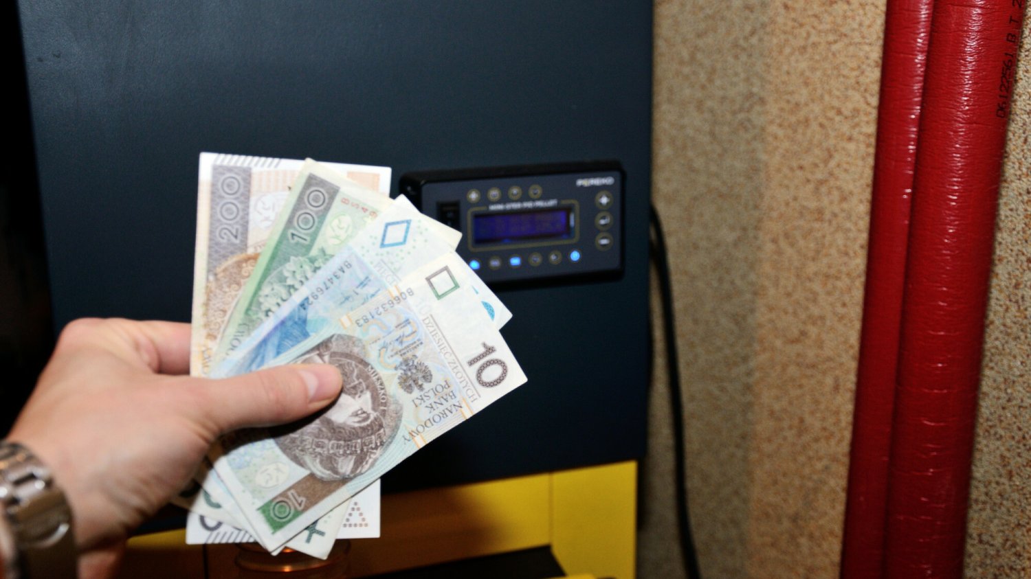 Zmiany dotyczące palenia pelletem. Polska w końcu wprowadza nowe przepisy Nowe normy pelletu i brykietu w sezonie 2025/2026. Czy opał zdrożeje?