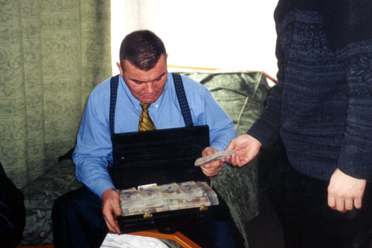 Jarosław "Miami" Pieczonka podczas akcji operacyjnej.