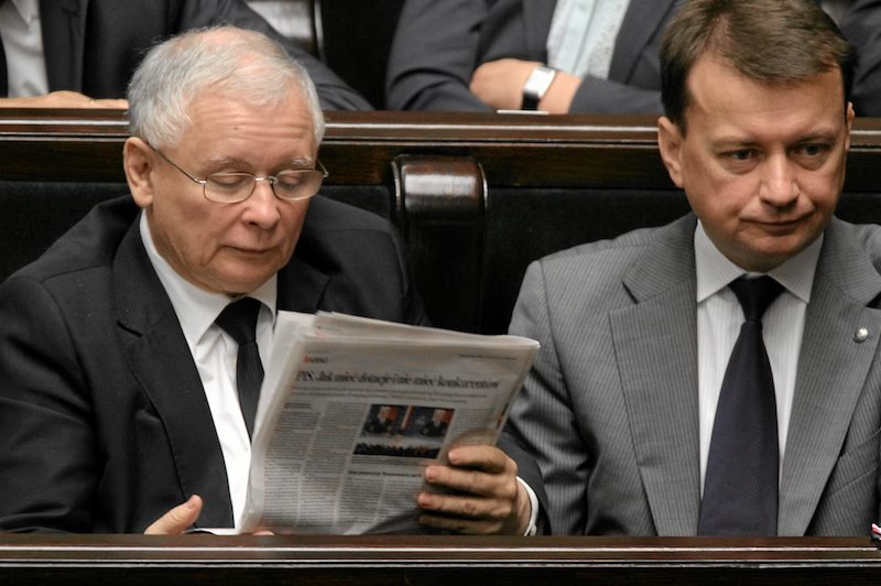 Jarosław Kaczyński w Sejmie czyta "Gazetę Wyborczą". Po prawej Mariusz Błaszczak. Zdjęcie z 2013 roku.