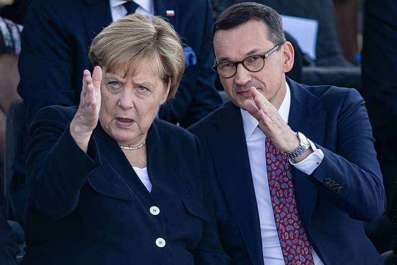 Decyzja Angeli Merkel o wycofaniu się z wprowadzenia nowych obostrzeń w Niemczech wytrąciła Mateuszowi Morawieckiemu ważny argument ws. lockdownu w Polsce. Decyzja kanclerz Angeli Merkel o wycofaniu się z wprowadzenia nowych obostrzeń w Niemczech wytrąciła premierowi Mateuszowi Morawieckiemu ważny argument ws. lockdownu w Polsce.