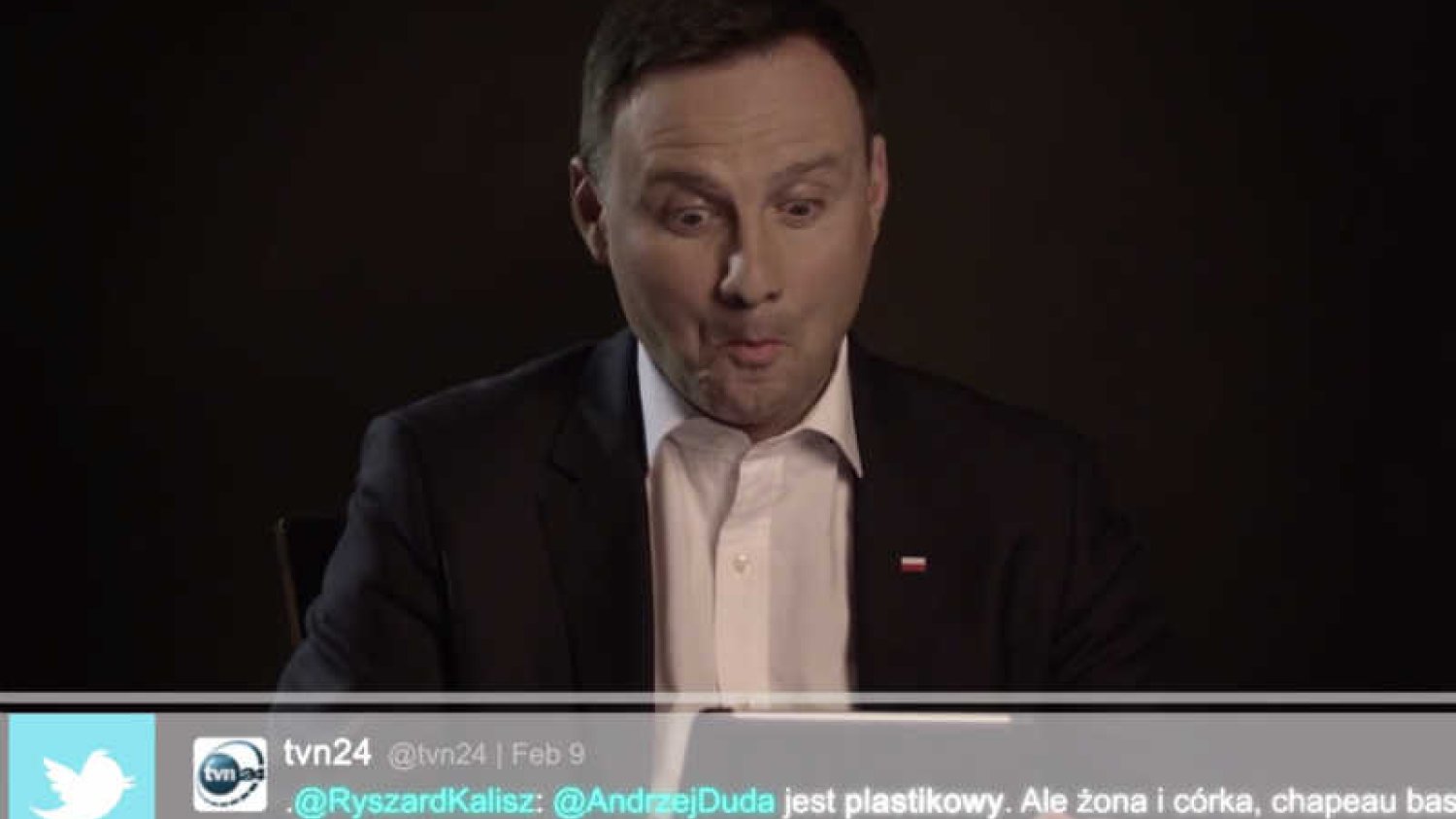 Andrzej Duda czyta obraźliwe tweety.