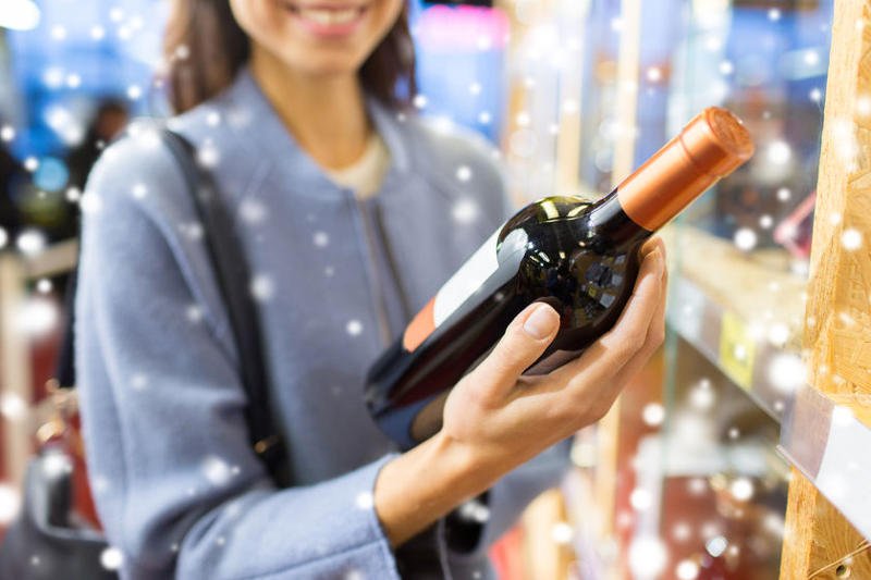 Kobieta wykształcona i zapracowana musi odreagować przy lampce wina?