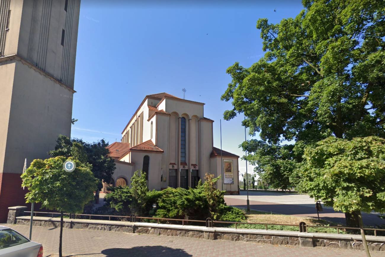 Kobieta urodziła dziecko pod kościołem w Ostrowie Wielkopolskim