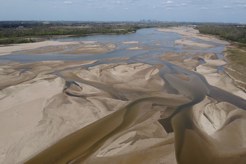 Tak wygląda nurt Wisły pod Warszawą.