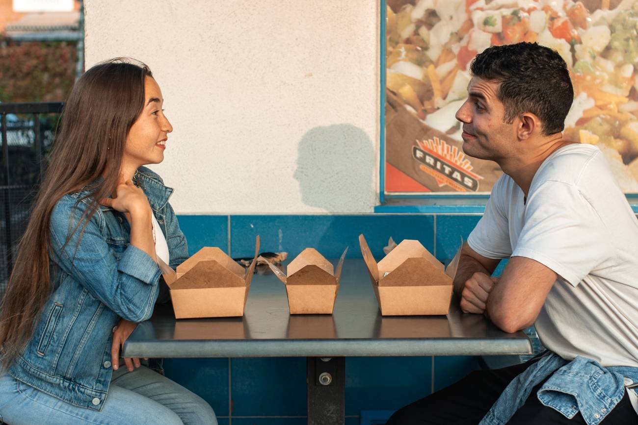 Przychodzą na randkę, żeby najeść się za darmo. Sneating stosują obie płcie