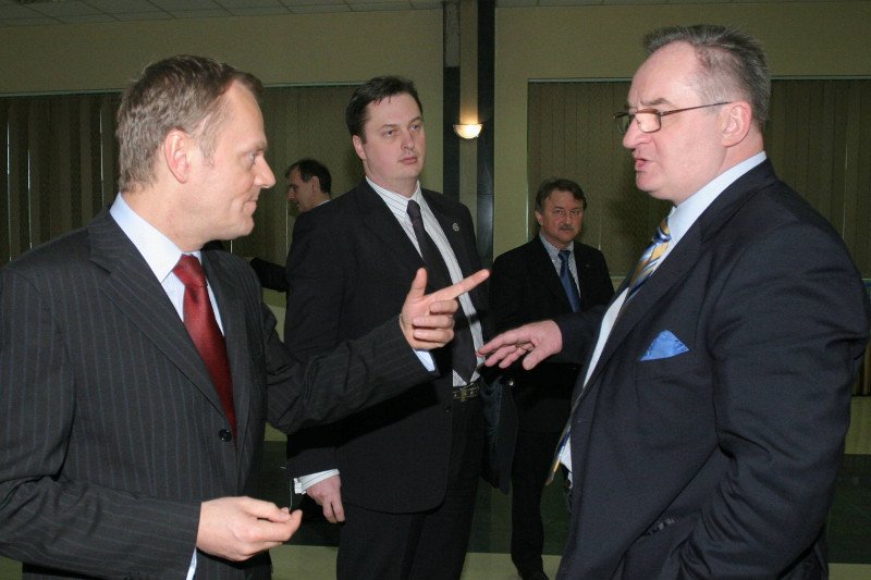 Donald Tusk i Jacek Saryusz-Wolski (po prawej). To zdjęcie z Rady Krajowej PO z 2008 r.