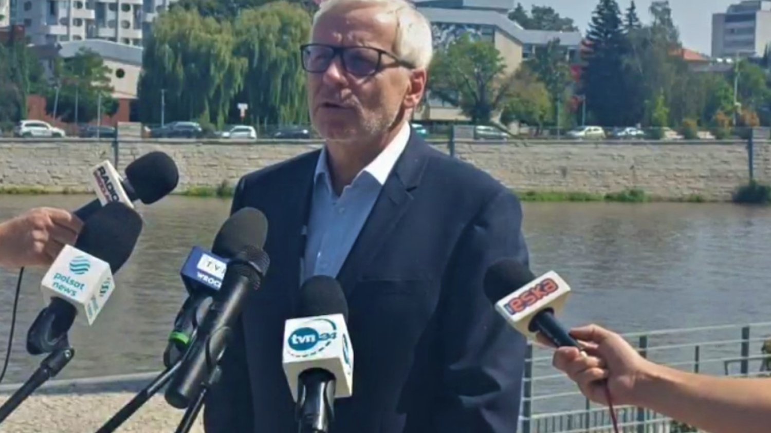 Wojewoda dolnośląski Jarosław Obremski odwołał w piątek zakaz połowu ryb w Odrze