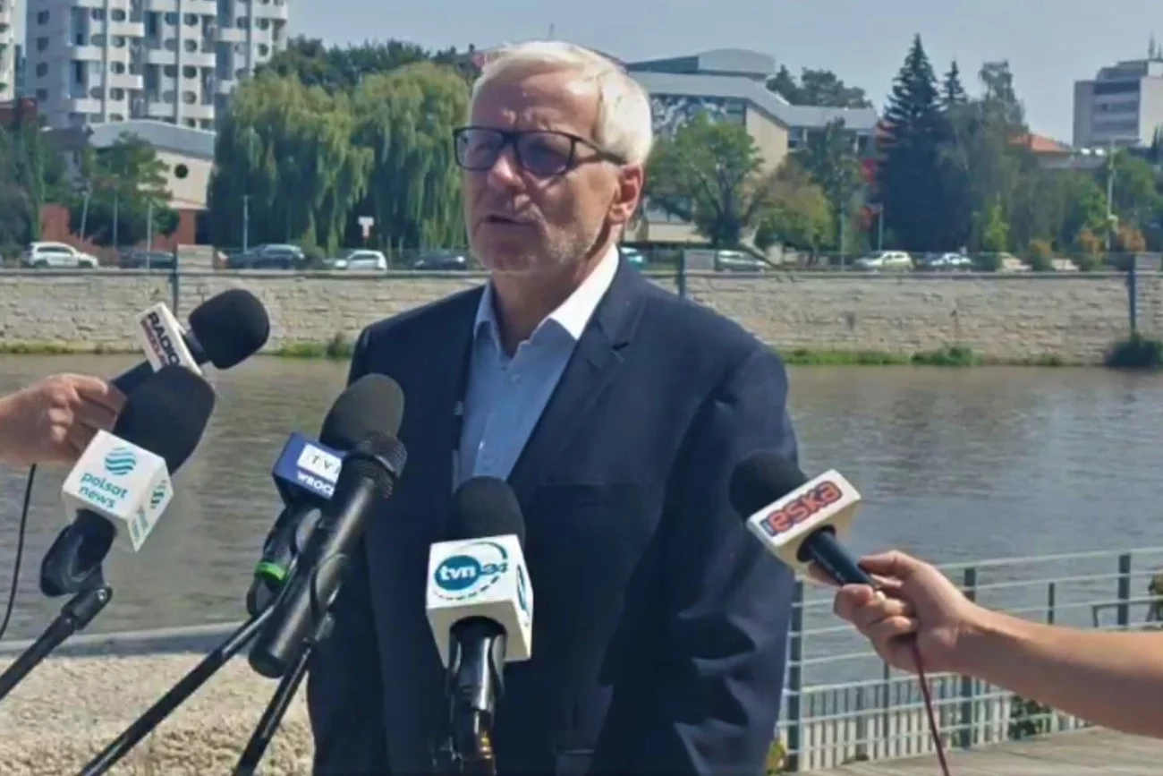 Wojewoda dolnośląski Jarosław Obremski odwołał w piątek zakaz połowu ryb w Odrze