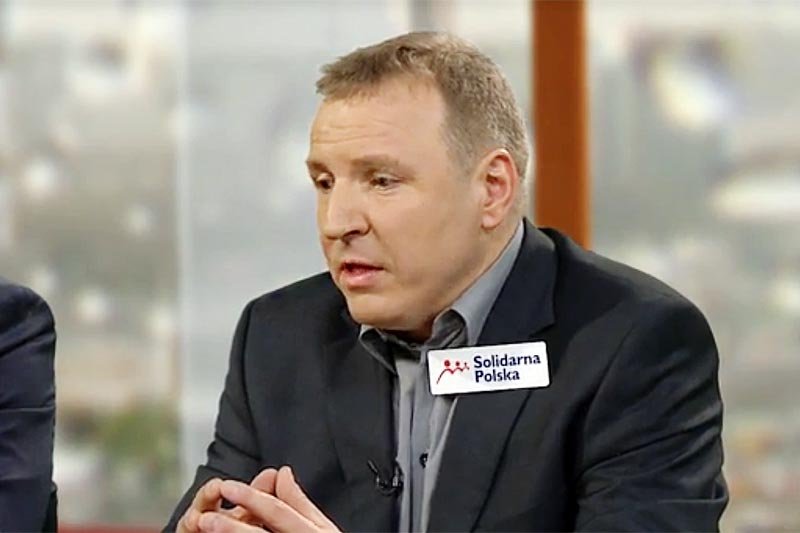 Jacek Kurski wciąż uznawany jest za polityka PiS i dlatego musi nosić w telewizji wielkie logo Solidarnej Polski?