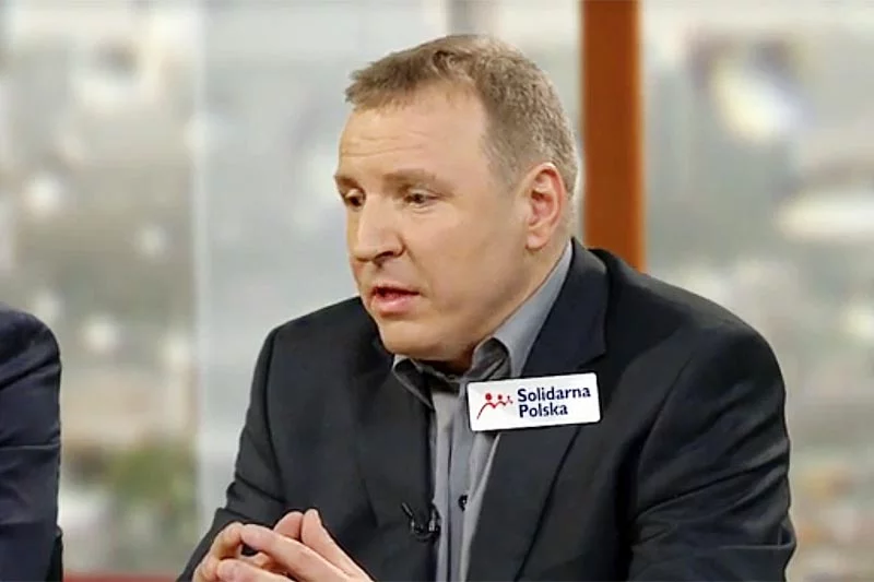 Jacek Kurski wciąż uznawany jest za polityka PiS i dlatego musi nosić w telewizji wielkie logo Solidarnej Polski?