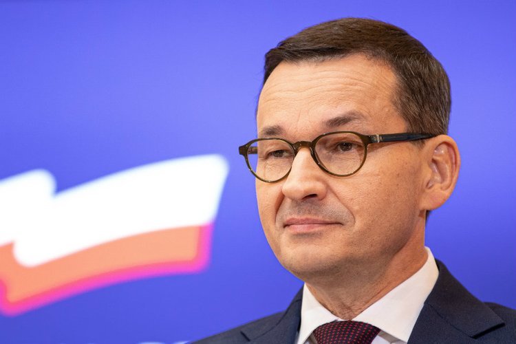 Morawiecki zrobił sobie zdjęcie z trzema siostrami.