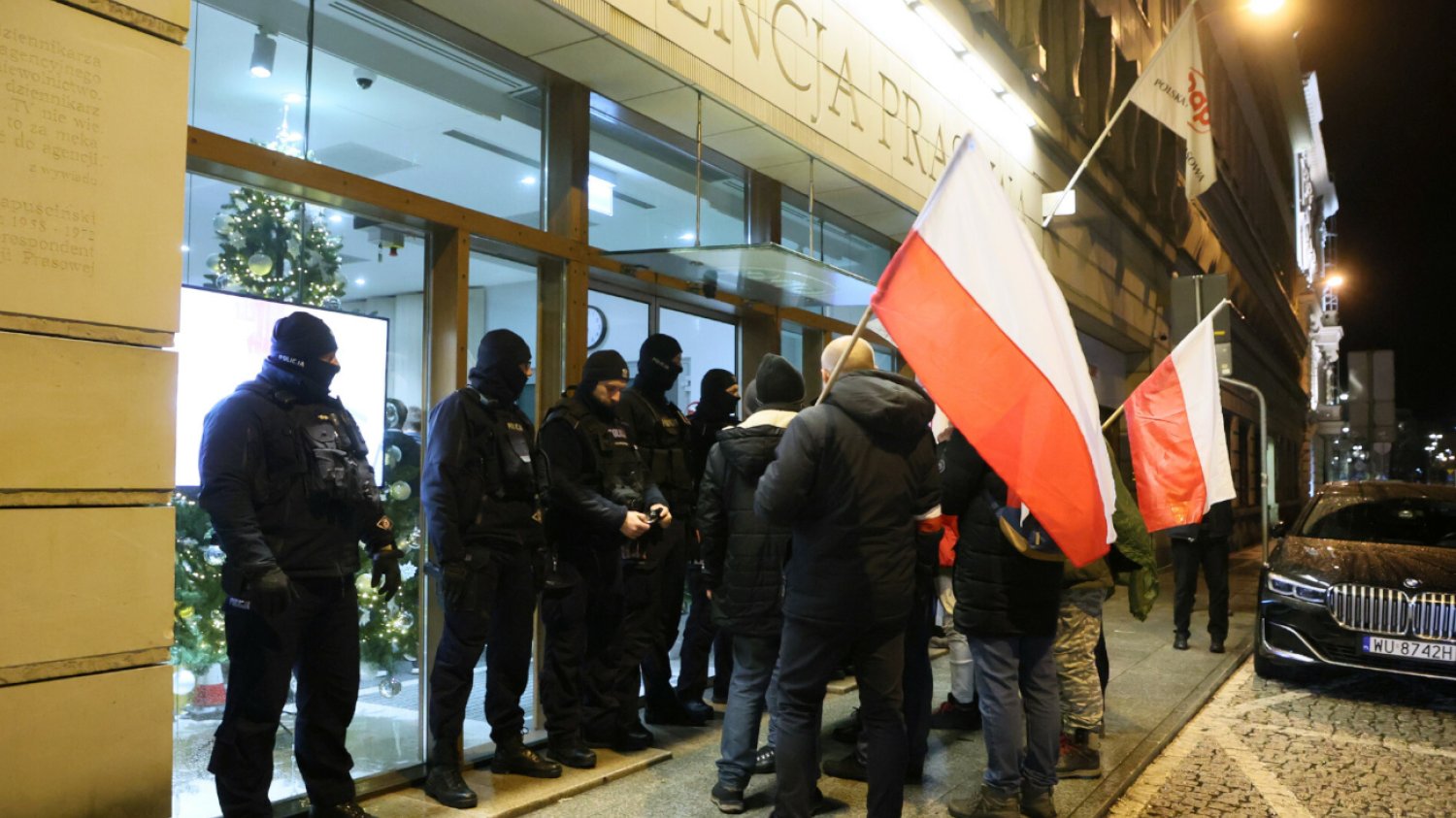 Awantura w siedzibie PAP. Doszło do przepychanek posłów PiS z ochroną