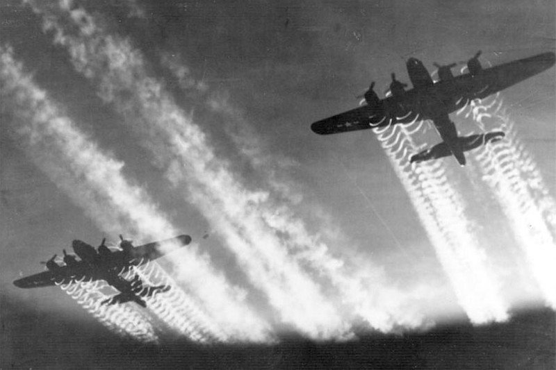 W czasie wojny Sowieci wielokrotnie bombardowali Warszawę. Zdjęcie jest jedynie ilustracją do tekstu.