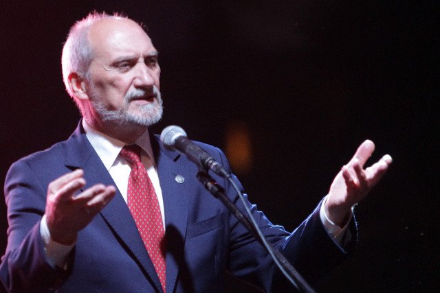 Minister obrony narodowej chce pomóc chorym kombatantom.