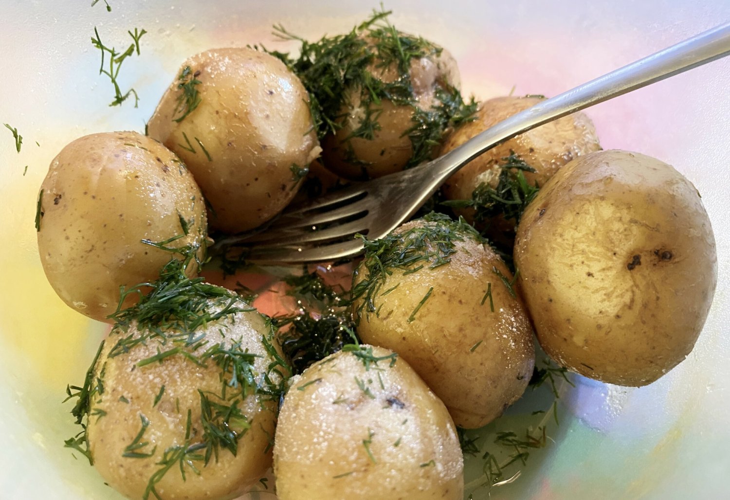 Większość Polaków nie może się obejść bez ziemniaków. Jednak wiele osób popełnia spore błędy przy ich gotowaniu.