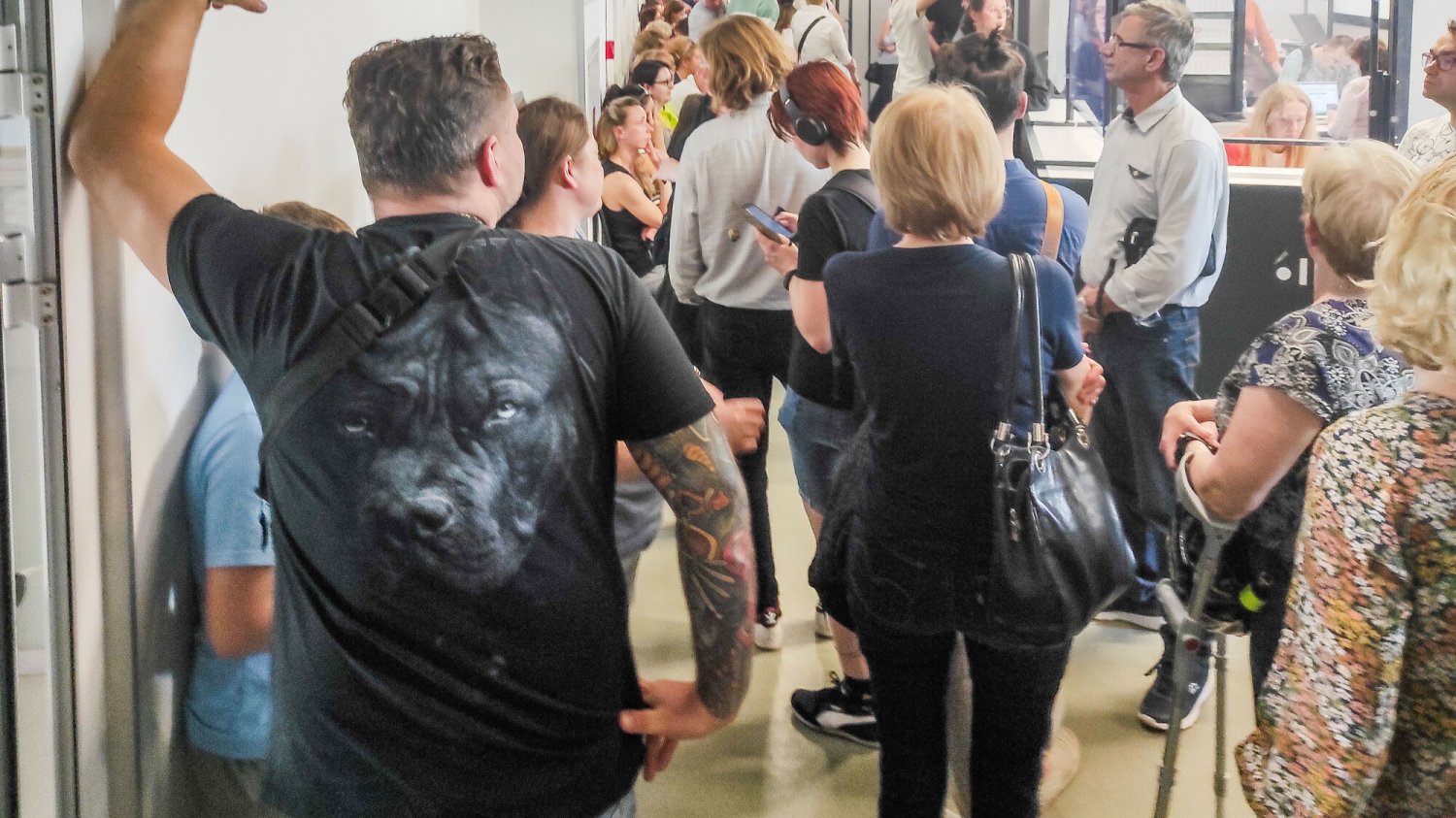 Jak wymienić dowód osobisty? W 2025 roku musi to zrobić to ponad 3 mln Polaków W 2025 r. ponad 3 mln Polaków musi wymienić dowód osobisty. Co trzeba zrobić?