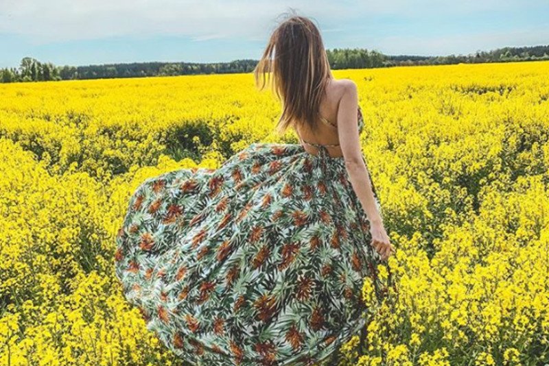 Internet opanowały zdjęcia w polach rzepaku. Internetowy trend nie wszystkim się podoba. Co na to plantatorzy?