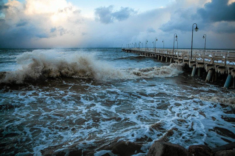 Z powodu sztormu na Bałtyku wywrócił się polski jacht. Zginęła co najmniej jedna osoba.