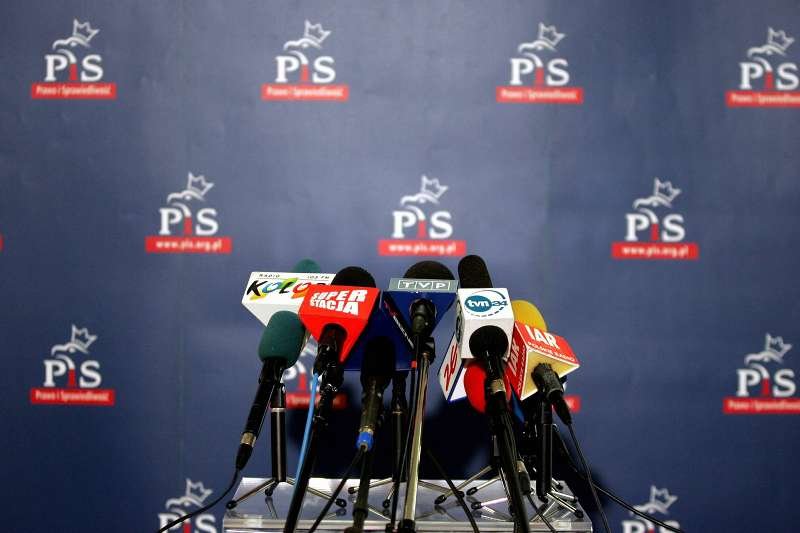 Działacz PiS, uciekając przed zazdrosnym mężem i własną konkubiną, wyskoczył z okna