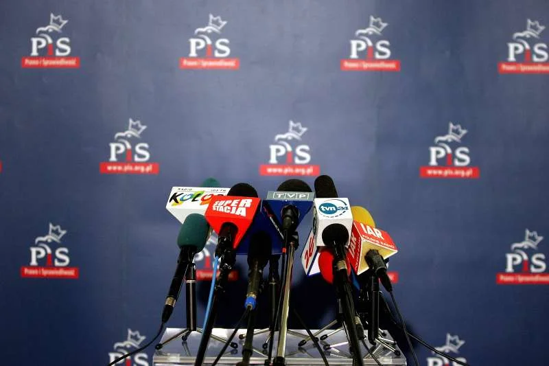Działacz PiS, uciekając przed zazdrosnym mężem i własną konkubiną, wyskoczył z okna