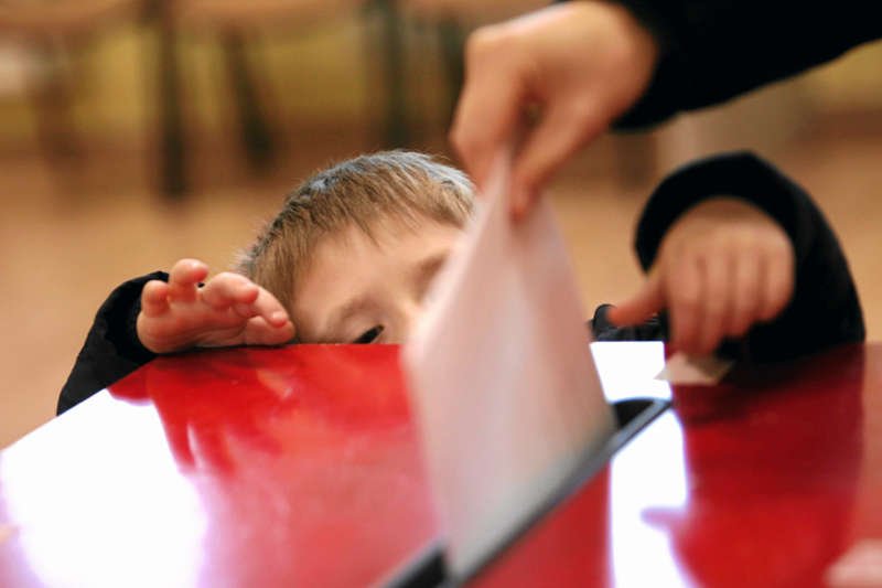 Rodzice mieliby głosować za swoje dzieci, a dzieciom nadać prawa wyborcze - proponują Jarosław Gowin i Przemysław Wipler