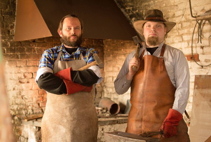 Porzucił pracę w księgowości, aby zostać kowalem. "Kucie miecza jest bardziej porywające, niż przelew na 1,5 mln zł"