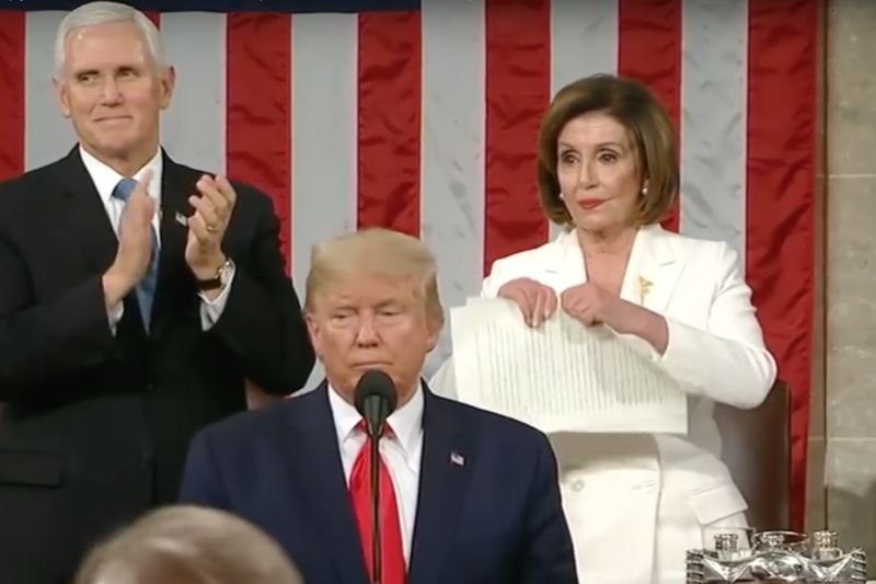 Nancy Pelosi jest przewodniczącą Izby Reprezentantów z Partii Demokratycznej.