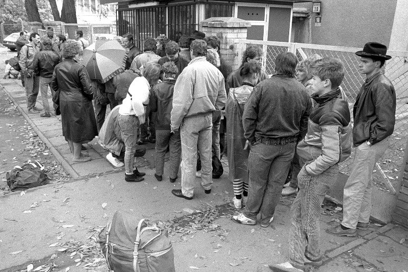 Kolejka obywateli NRD przed ambasadą RFN w Warszawie.