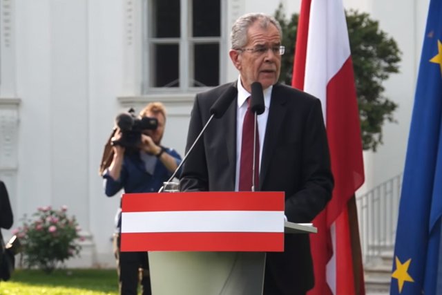 Alexander Van der Bellen wygrał z kandydatem skrajnej prawicy dosłownie o włos