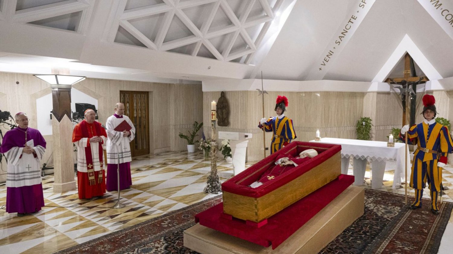 Trumna z ciałem papieża Franciszka otwarta. Pokazano zdjęcie z Watykanu. Papież Franciszek w trumnie. Watykan pokazał zdjęcie z kaplicy.