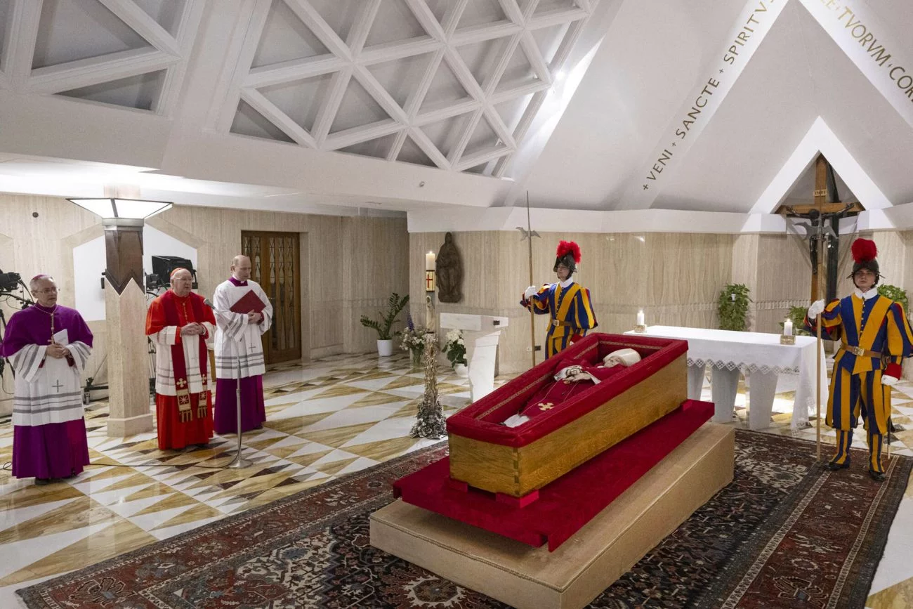 Trumna z ciałem papieża Franciszka otwarta. Pokazano zdjęcie z Watykanu. Papież Franciszek w trumnie. Watykan pokazał zdjęcie z kaplicy.