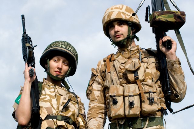 Kobiety mają walczyć u boku mężczyzn.