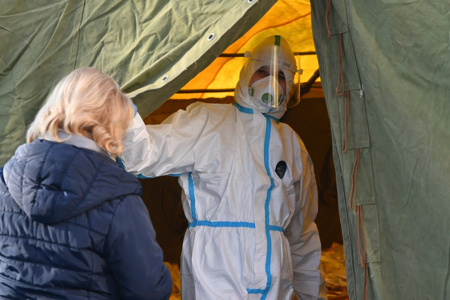 Nowy wariant COVID-19 nosi nazwę Omikron. Rosyjski przedsiębiorca, który ma firmę o takiej nazwie pozwał WHO.