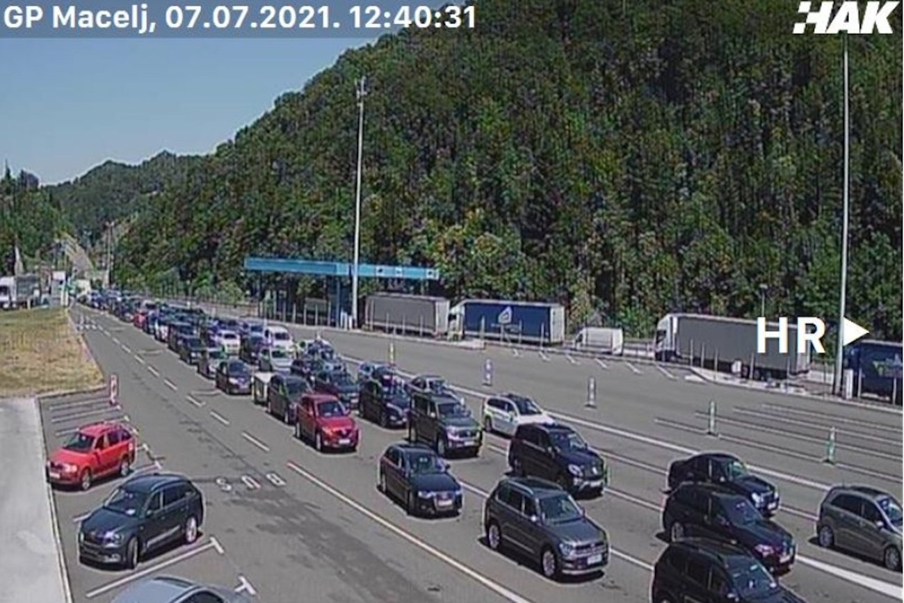 Na przejściach granicznych ze Słowenii do Chorwacji kierowcy stoją w korkach.