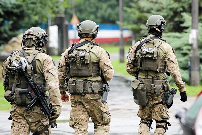 Jak twierdzi dziennikarz wrocławskiej "Gazety Wyborczej", wśród zatrzymanych po akcji przeciw neonazistom znalazł się brat dolnośląskiego radnego PiS.