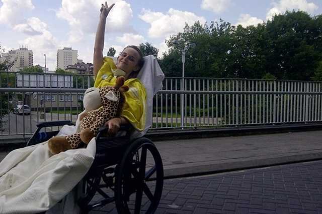 Na rehabilitację Beaty Jałochy pieniądze zbierają ludzie – jej bliscy, ale i zupełnie obcy. Dlaczego państwo nie wyciąga do niej pomocnej ręki?